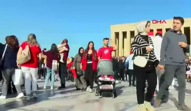 Anıtkabir’e Binlerce Kişi Akın Etti