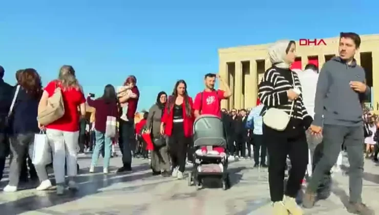 Anıtkabir’e Binlerce Kişi Akın Etti